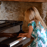 Sigrid Mariel Liesz am Piano in der Burgruine Aggstein